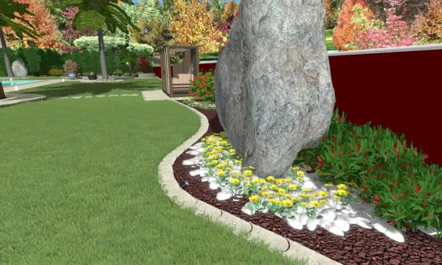Un giardino da zero con prato verde, aiuola fiorita con margherite gialle e cespugli rossi, roccia imponente e un angolo doccia esterno.