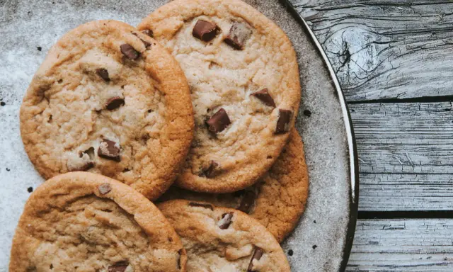 Gourmandise assurée avec ces cookies aux pépites de chocolat, dignes d'un cookie Cyril Lignac. Parfaits pour un goûter réconfortant.