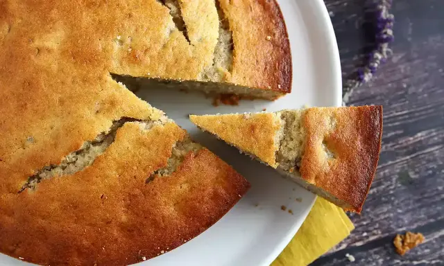 En saftig banankaka utan socker, perfekt för en hälsosam fika. En bit är redan uppskuren.