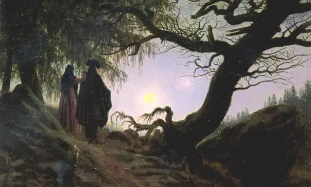 Dwie postacie w romantycznym krajobrazie nocnym pod drzewem, w blasku księżyca.
