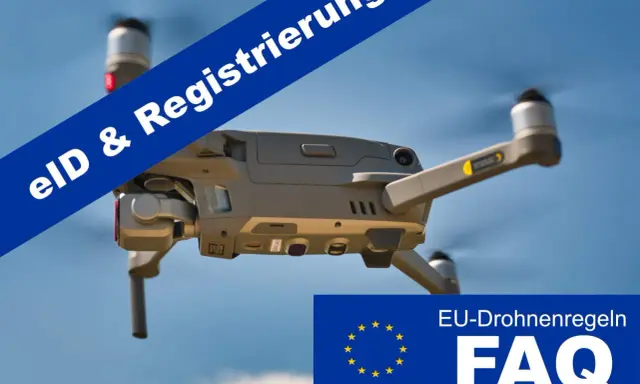 Drohne im Flug, blauer Himmel. Blaue Banderole mit "eID & Registrierung". Unten EU-Flagge und "EU-Drohnenregeln FAQ". Hier erfährst du, ob und wie muss man drohnen anmelden.