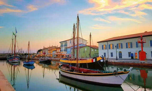 Barche a vela ormeggiate nel porto canale di Cesenatico al tramonto. Un luogo incantevole per scoprire cosa fare a Cesenatico.