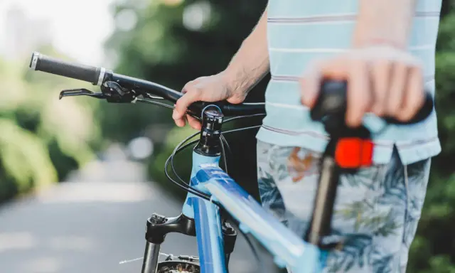 Rowerzysta trzyma kierownicę. Czy można stracić prawo jazdy na rowerze? To pytanie nurtuje wielu.