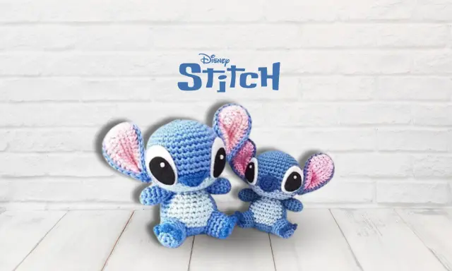 Dos adorables Stitch de ganchillo, uno grande y otro pequeño, listos para ser creados paso a paso.