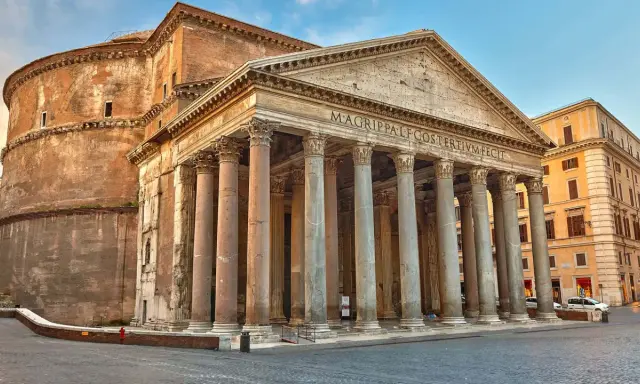 La coupole du Panthéon de Rome, majestueuse, se dresse avec ses colonnes antiques. Un monument historique impressionnant.
