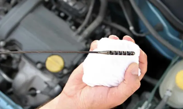 La varilla del aceite del motor sirve para comprobar el nivel de lubricante. Aquí se muestra cómo se usa para verificar si el motor tiene suficiente aceite.