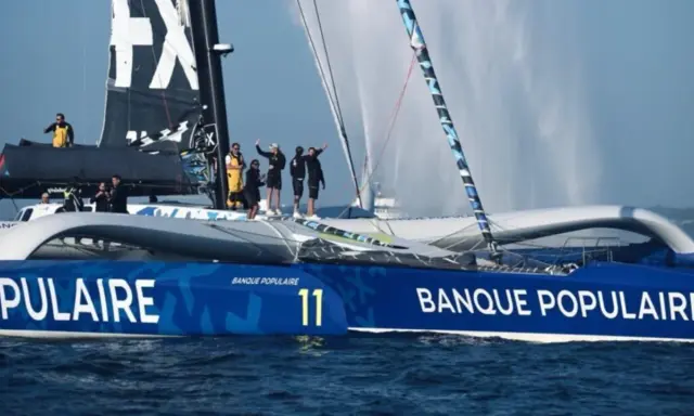 Équipe sur un trimaran Banque Populaire, rappelant l'esprit d'aventure d'un olivier de kersauson jeune.