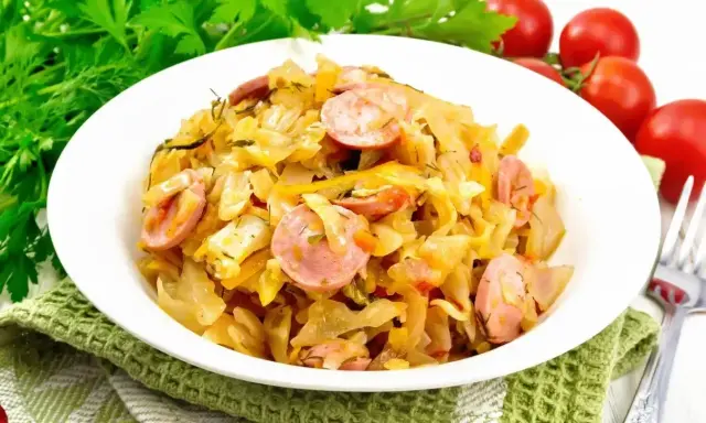 Pyszna młoda kapusta z kiełbasą, duszona z koperkiem i pomidorkami. Idealne danie na obiad.