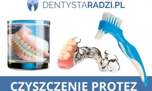 Szczoteczka i protezy zębowe w szklance wody. Pamiętaj o codziennym czyszczeniu protezy zębowej dla zdrowia jamy ustnej.