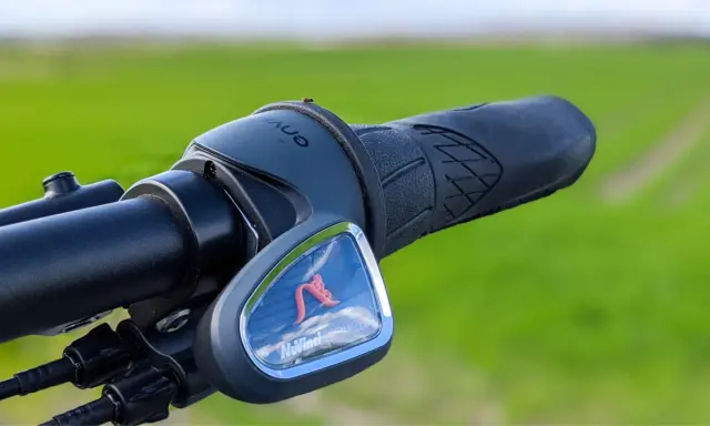 Fahrradlenker mit enviolo 380 Schaltung, bereit für die Fahrt durch grüne Felder.