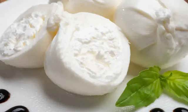 Świeża burrata co to? Delikatny ser z kremowym wnętrzem, podany z bazylią i balsamicznym sosem.
