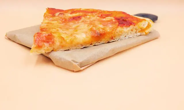 Kawałek pysznej pizzy, idealny na szybki lunch. Ten prosty przepis na pizzę z pewnością zachwyci każdego.