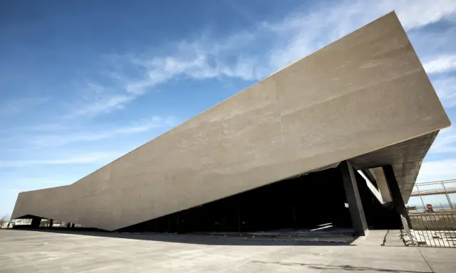 Edificio moderno con tetto spiovente, che ricorda le onde del mare, vicino al porto di Lisbona.