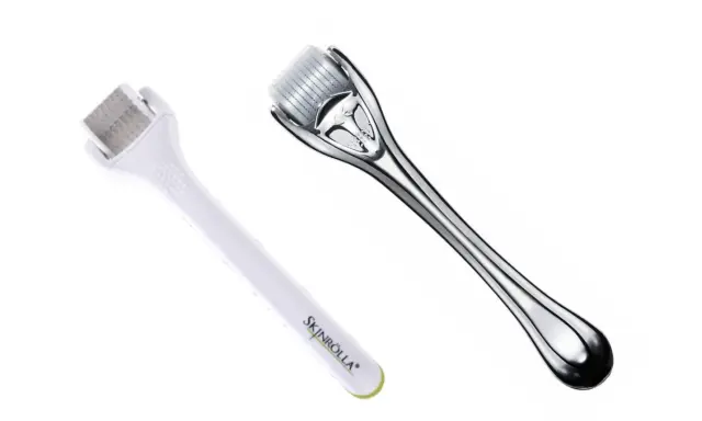 Dos rodillos para microneedling capilar, uno blanco y otro plateado, listos para estimular el crecimiento del cabello.