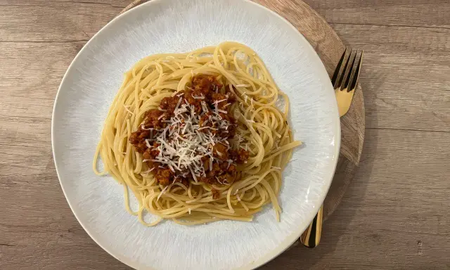 Aksamitne Bolognese z Passatą: Poznaj przepis mistrzów!