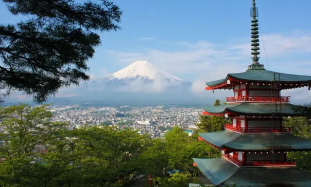 Widok na górę Fudżi i pagodę Chureito, jedno z najpiękniejszych miejsc w Japonii.