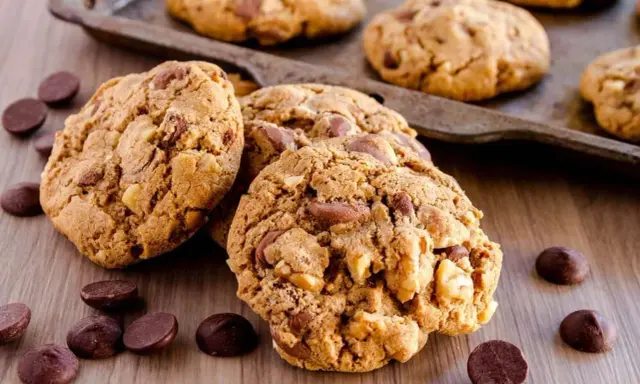 Délicieux cookies aux pépites de chocolat et noix, parfaits pour une recette facile.