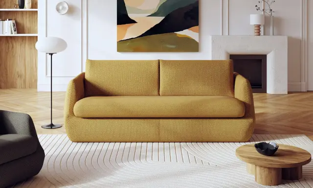 Canapé jaune moutarde, couleur canapé moins salissant, avec un tapis blanc texturé et une table basse en bois.