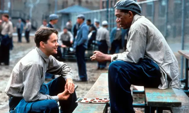 Andy i Red grają w warcaby na dziedzińcu więzienia. Scena z filmu "Skazani na Shawshank".