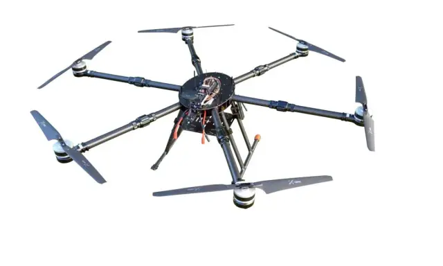 Acht Propeller sind an einem zentralen Gehäuse befestigt, das die Elektronik einer leistungsstarken Raptor Drohne beherbergt.