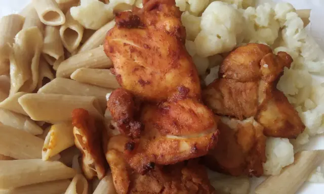 Penne z kurczakiem w przyprawach i kalafiorem. Zdrowe i smaczne danie, idealny obiad dla cukrzyka.