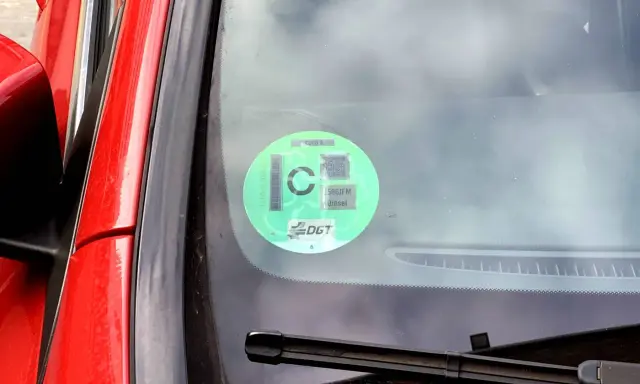 Etiqueta ECO C en el parabrisas de un SEAT Ateca, indicando que es un vehículo diésel Euro 6.