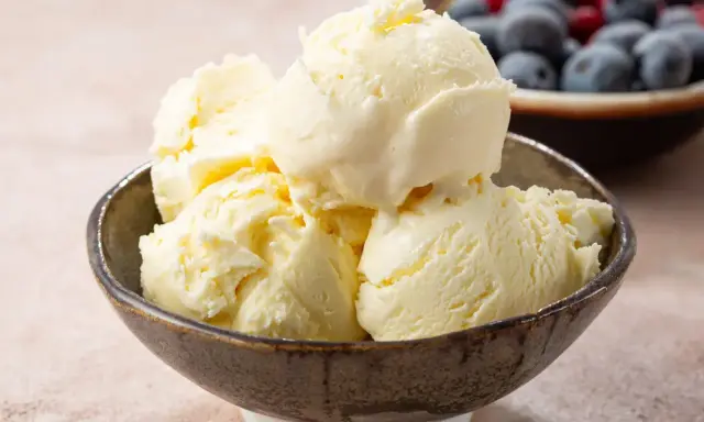 Pyszne, kremowe lody waniliowe w miseczce, idealne na lato. Ten przepis na lody jest prosty i szybki.