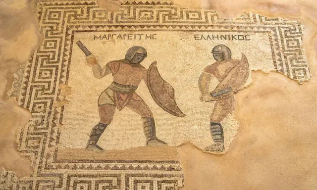 Antikes Mosaik zeigt zwei Gladiatoren im Kampf, eine Szene aus dem römischen Reich.