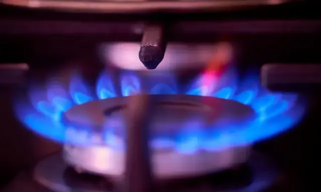 Płomień palnika gazowego na kuchence.