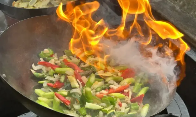 Płomienie tańczą nad patelnią, na której smażą się kolorowe warzywa. Słychać skwierczenie, czuć aromat. To idealne warzywa na patelnię!