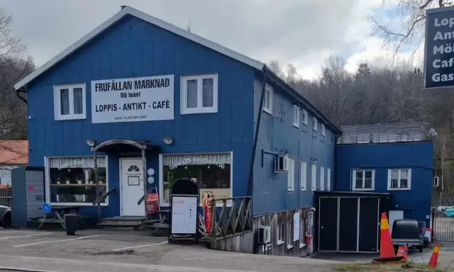 Blå huset i Stockholm, en loppis med antikviteter och café. Perfekt för en dag på flohmarkt Stockholm!
