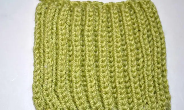 Muestra de tejido verde lima con puntada brioche, creando un patrón acanalado y texturizado.