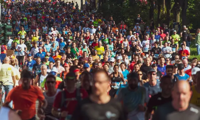 Tysiące biegaczy na maratonie. Taka impreza masowa od ilu osób? Od kilkuset, a tu są ich tysiące!
