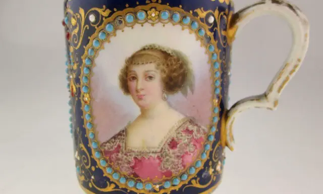 Tasse en porcelaine de Sèvres, ornée d'un portrait féminin, de turquoises et de dorures. La signature de la manufacture est discrètement intégrée.