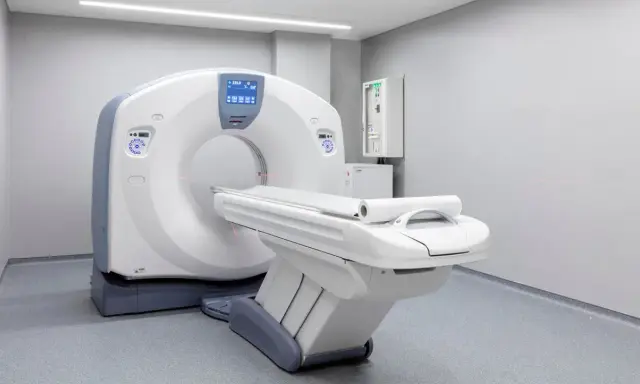 Nowoczesny tomograf komputerowy w gabinecie medycznym. Pamiętaj, ile godzin przed tomografią nie jeść, by badanie było dokładne.