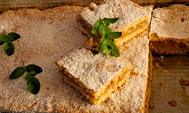 Mega prosty i szybki jabłecznik, posypany cukrem pudrem i udekorowany miętą. Idealny na deser!