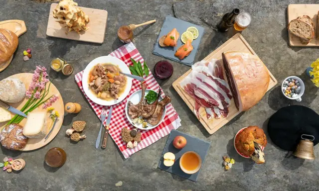 Un festin de spécialités pyrénéennes : charcuterie, fromages, gibier, pain, miel, et douceurs.