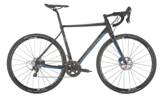 Schwarzes Rose Team DX Cross Rennrad mit blauen Akzenten und Schwalbe Reifen.
