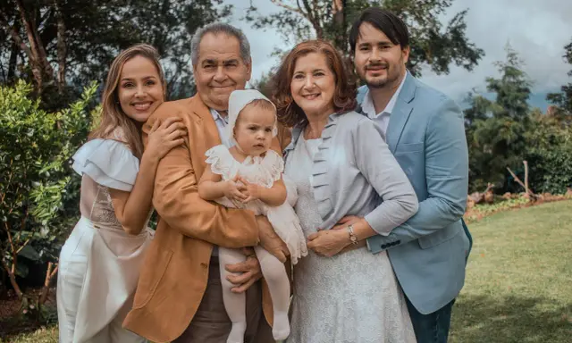 Famille réunie pour un baptême, un moment précieux qui influence le budget baptême 20 personnes.