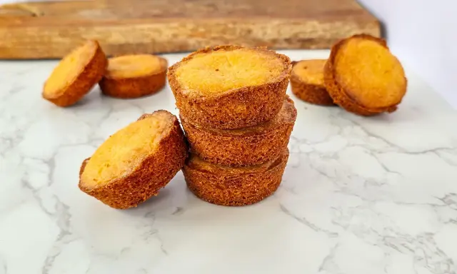 Pile de palets bretons dorés, parfaits pour une recette facile.