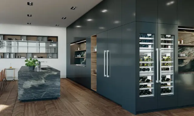 Moderne Küche mit Marmor-Insel und zwei Liebherr Hydro Breeze Weinkühlschränken, gefüllt mit Wein.