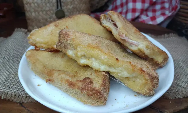 Mozzarella in carrozza dorata e filante, preparata nella friggitrice ad aria.
