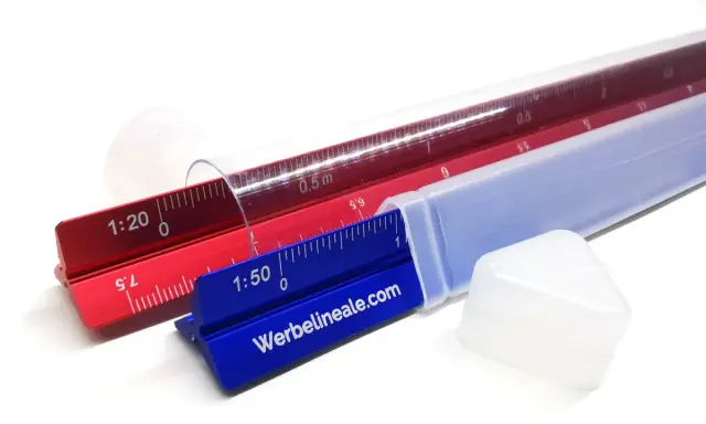 Zwei dreiecksprofile, rot und blau, mit Skalen und Beschriftungen wie "1:20" und "1:50", liegen in ihren Schutzhüllen.