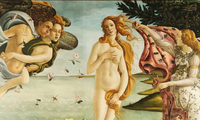 La Venere di Botticelli, nuda su una conchiglia, accolta da Zefiro e Aura, mentre una ninfa le offre un manto fiorito.