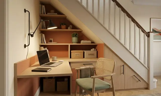 Aménagement bureau petit espace sous escalier. Bureau fonctionnel avec rangements intégrés, étagères et chaise confortable.