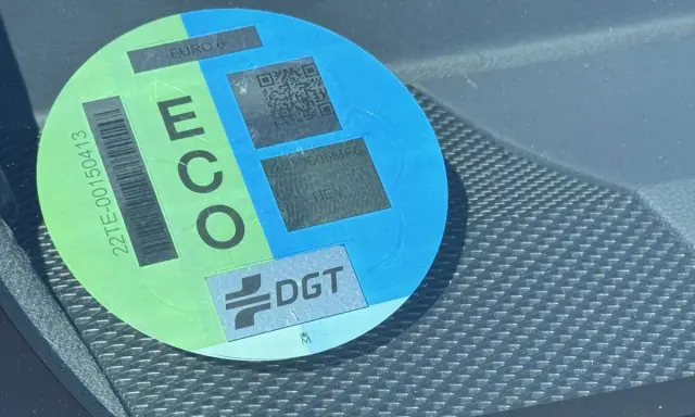 Etiqueta DGT ECO de un vehículo, con indicación EURO 6. Muestra un código QR y la clasificación HEV.