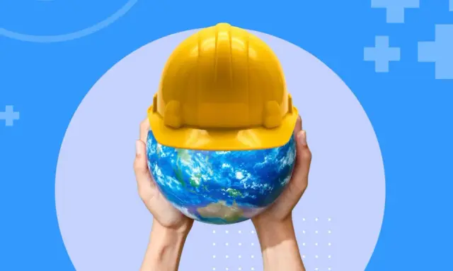 Mains tenant la Terre coiffée d'un casque jaune, symbolisant la sécurité et la réglementation des locaux de travail à l'échelle mondiale.