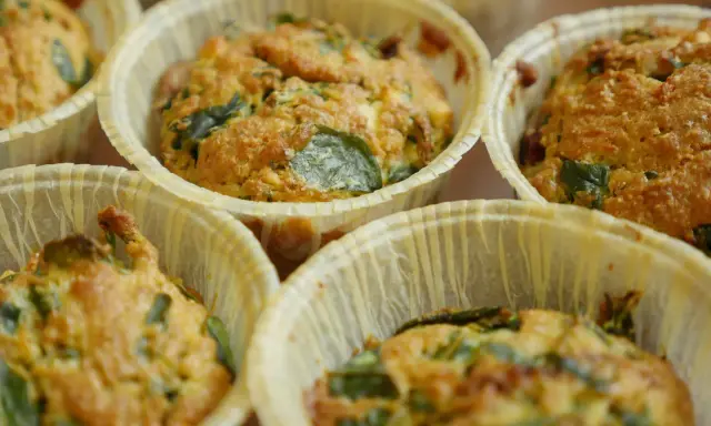 Nybakade matmuffins med spenat och ost, perfekta för ett snabbt mellanmål. Ett enkelt matmuffins recept att prova!