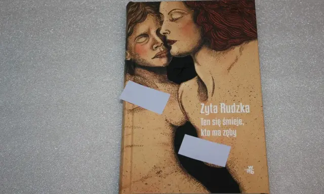 Okładka książki "Ten się śmieje, kto ma zęby" Żyty Rudzkiej. Dwie kobiety w intymnym uścisku, stylizowane na rysunek.