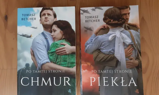 Dwie okładki książek Tomasza Betchera. Na pierwszej, para obejmuje się na tle samolotów i cienia burzowych chmur. Na drugiej, ta sama para, w objęciach, na tle płonącego nieba.